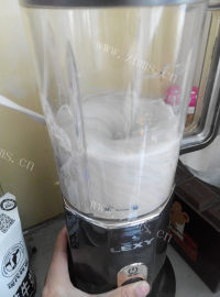 好喝的花生木瓜奶昔做法图解4)