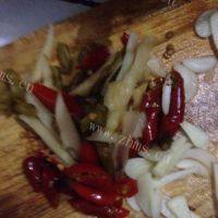 家常菜蒜苔炒肉丝做法图解3)