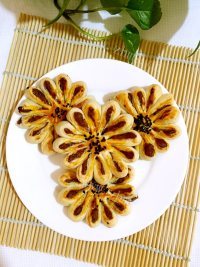 自制枣泥菊花酥做法图解19)