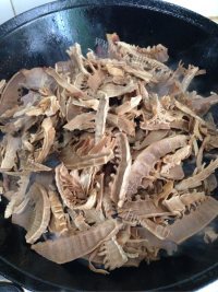 美味的笋干烧肉做法图解7)