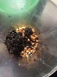 家常黑芝麻豆浆 做法图解3)