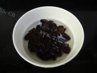 美味的粉皮木耳鲢鱼头煲做法图解2)
