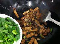 简单的蒜香豆干五花肉做法图解9)