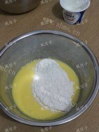 自制酸奶戚风做法图解4)