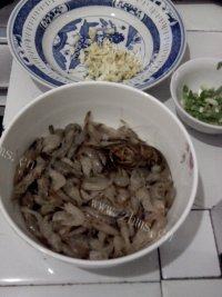 美味的爆炒小河虾做法图解1)