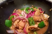 美味青椒洋葱炖鸡腿做法图解7)