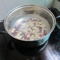 美味的红豆莲子羹做法图解4)