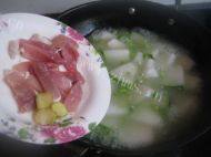 美味的冬瓜毛豆咸肉汤做法图解4)