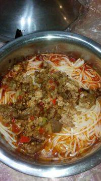 家常茄子烂肉香辣面做法图解4)