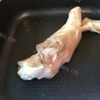 清香可口的莲藕猪肉汤做法图解7)