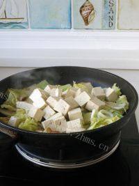白菜肉片炖豆腐做法图解6)