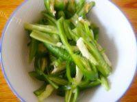 家常菜青椒榨菜肉丝做法图解2)