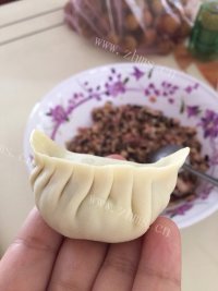 诱人的酸菜猪肉饺做法图解4)