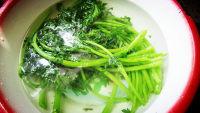 美味的茼蒿拌豆腐干做法图解2)