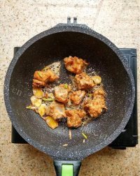 美味的排骨焖杂粮饭做法图解6)