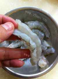 鲜嫩豉油白菜炒虾仁做法图解4)