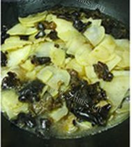 焖煮的土豆肉片做法图解6)