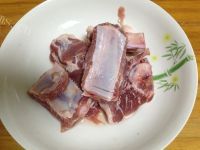 莲藕玉米排骨汤做法图解1)