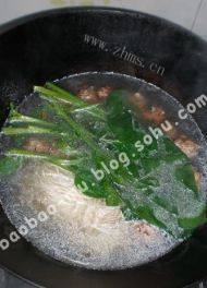 美味的菠菜肉丸粉丝汤做法图解2)