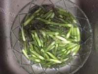 色泽不错的芦笋炒虾做法图解5)