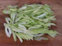 木耳炒芹菜自制做法图解3)