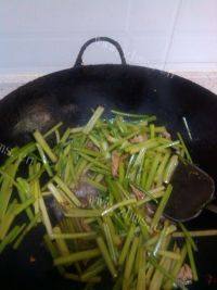味道不错的芹菜炒肉做法图解4)