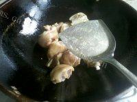 美味的黄豆焖猪脚做法图解8)