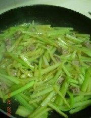 喷香的芹菜土豆丝