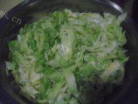 家常菜爆炒圆白菜做法图解1)