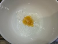美味的百合炒虾球做法图解2)