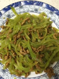脆嫩可口的莴苣肉丝做法图解7)
