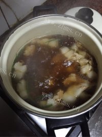美味的五花肉炖土豆做法图解2)