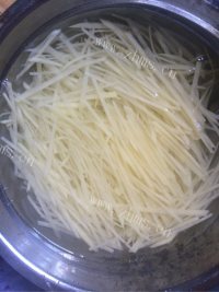 家常菜土豆炒肉丝做法图解1)