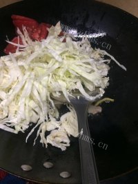 家常卷心菜炒肉做法图解6)
