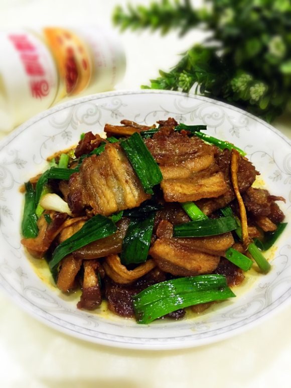 色香味浓的蒜苗炒五花肉
