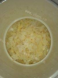 自制红枣莲子雪耳汤做法图解3)