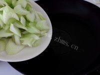 家常菜芹菜炒羊肉做法图解4)