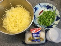 家常菜青椒土豆丝做法图解1)