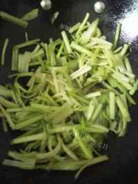 家常菜芹菜炒肉丝做法图解4)