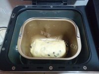 自制蜜豆面包卷做法图解11)