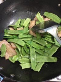 美味扁豆角炖肉做法图解5)