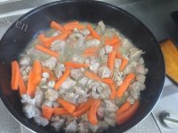 色泽鲜亮的羊肉抓饭做法图解2)