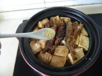 美味的小鱼焖豆腐做法图解9)