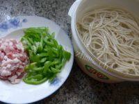口感极佳的青椒肉丝炒面做法图解1)