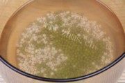 绿豆薏仁汤做法图解2)