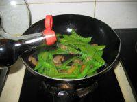 自制腊肉炒荷兰豆做法图解6)