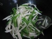 口感饱满的青椒炒茭白做法图解5)