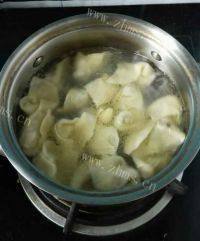 自制香菇猪肉饺做法图解7)