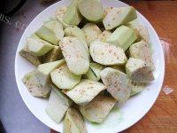 让人怀念的茄子炖土豆做法图解1)