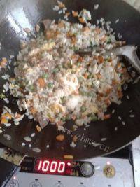 好吃的豌豆粒蛋炒饭做法图解9)